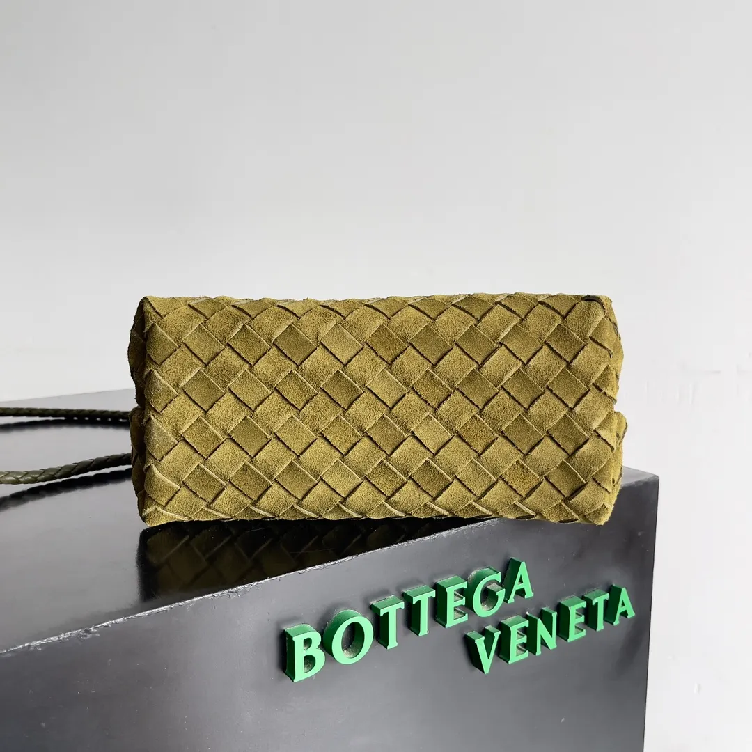 The 2023 new Andiamo batch of 1960 BV has been shipped‼ ️Really popular🔥The new Andiamo woven handbag launched by Bottega Veneta this season is really popular all over the world! ! Celebrities at home and abroad have worn it, and Oscar-winning actress Michelle Yeoh has taken it out on the street. Song Jia, Trai Yara, Yu Feihong, Sanji Ayaka, Rosie Hunting-Whiteley, Yoshioka Riho, etc. have all picked up this bag. It is classic and versatile, showing off its temperament, and the bag capacity is also large, which is very convenient for daily commuting! ! A variety of carrying methods, the shoulder straps can be adjusted by yourself, the original lambskin feels soft and delicate, and the neutral style is made to break gender boundaries and bring a more practical and longer-lasting use experience. Andiamo, which has both elegant and casual styles, perfectly interprets the true appearance of "fashionable old money style". Style number: 743568 (suede) Size: 25*22*10.5cm